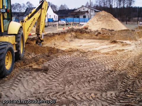 przyjechała koparka