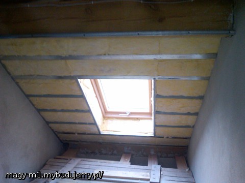 OCIEPLENIE WKOŁO OKNA W KORYTARZU