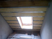 OCIEPLENIE WKOŁO OKNA W KORYTARZU