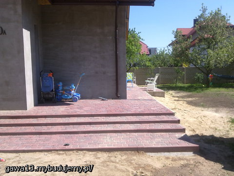 kostka wokół domu - układanie trwa