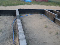 Fundamenty pomalowane i woda z sieci podciągnięta