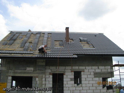 2.07.2012  komin i dachówka, już widać miejsce na okna dachowe