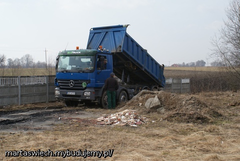 zaczynamy podwyższać teren na końcu działki