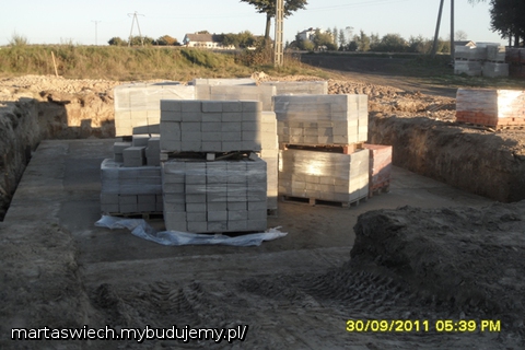 niech się mury pną do góry!