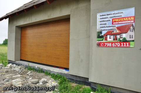 Brama w całej okazałości. Przy okazji mogę polecić firmę budującą nasz domek. To tylko dwaj młodzi ludzie postawili go od początku i jeszcze trochę tu zostaną...Zero stresu z wykonawcą, niejeden może nam pozazdrościć.