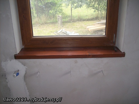 parapety już mamy założone drewniane. musimy jeszcze zrobić tylko obróbki