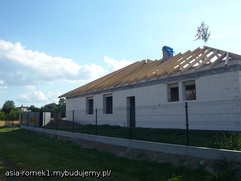 Więźba i płot! Mamy nadzieję, że pogoda będzie dalej dopisywać i szybko przykryjemy domek!