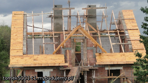 elewacja frontowa; widoczna więźba jaskółki z ozdobnymi końcówkami krokwi