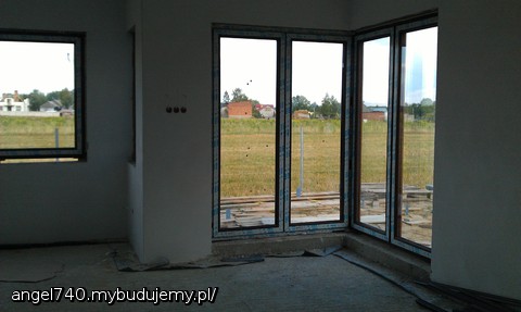 narożne okno w salonie -jadalnie