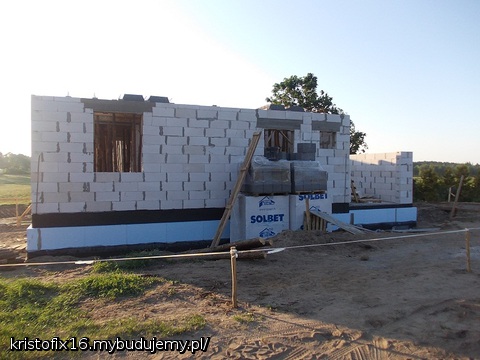 duży czy maly, wraz z pojawieniem sie scian caly czas zastanawiamy sie nad rozmiarem pomieszczen