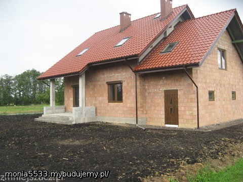 ziemia nawiezina ,dzialka podniesiona i wyrownana zostanie tylko przod domu