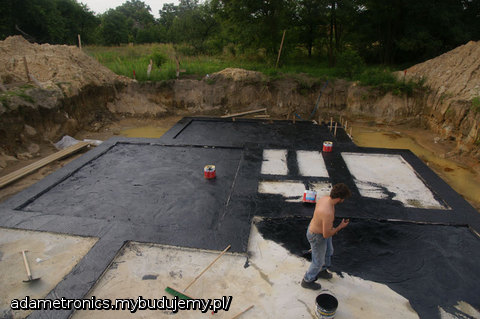 Izolacja a raczej najpierw grunt pod papę