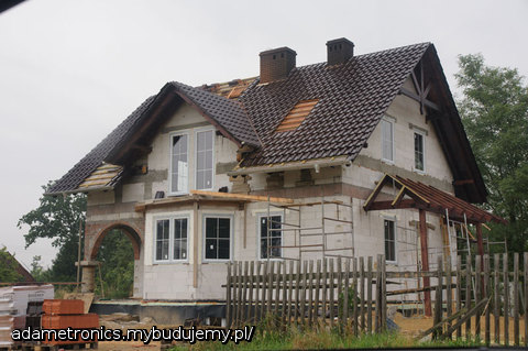 A to po dwóch dniach pracy cieśli, dekarzy i firmy z oknami - Robiło wrazenie 25 osób na budowie