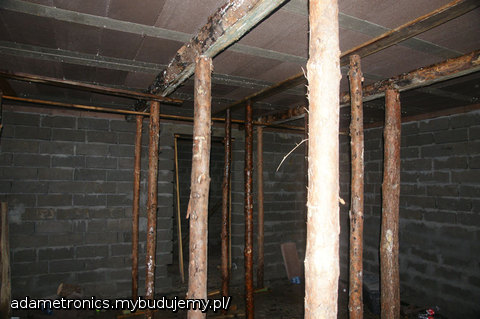 Pomieszczenie rekreacyjne a na wprost wejscie do kanciapy pod tarasem której nie zasypałem jak to miało być w projekcie