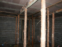 Pomieszczenie rekreacyjne a na wprost wejscie do kanciapy pod tarasem której nie zasypałem jak to miało być w projekcie