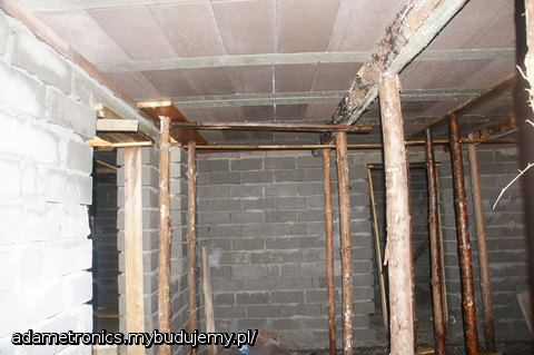 inne ujecie pomieszczenia rekreacyjneggo pod salonem po lewej wejscie na klatke schodowa