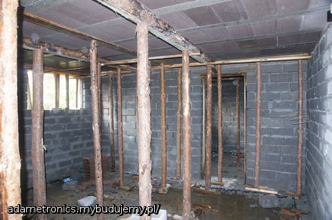 Pod salonem i wejscie do garazu