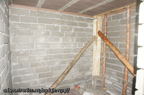 To jest piwniczka pod tarasem - miała byc zasypana wg projektu