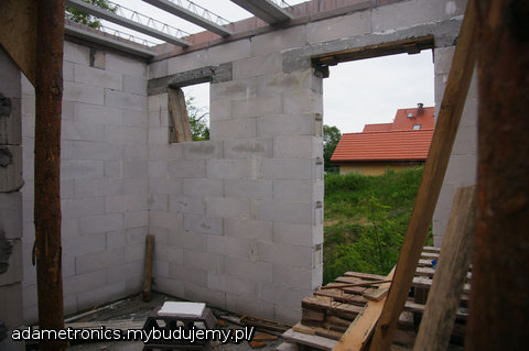 wejscie do domu i mała lazienka