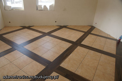 Oj dwa tygodnie mojej pracy. Pierwszy raz kładłem płytki a do tego z drewnem:( Wyszło nawet nieźle/:)