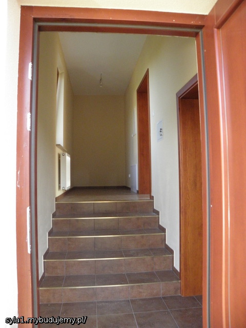 pomalowane, kafelki na schodach położone