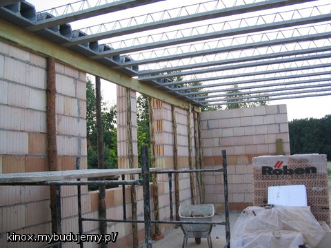 Układa się strop nad salonem