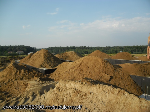 zasypywanie fundamentów sierpień 2012...