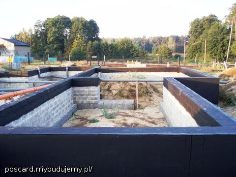 w wolnej chwili własnoręcznie powstały fundamenty i kanalizacja