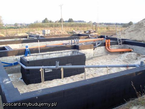 w wolnej chwili własnoręcznie powstały fundamenty i kanalizacja