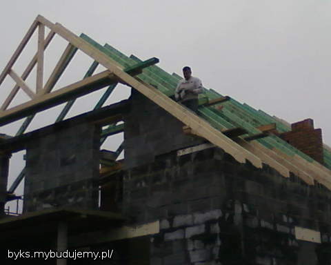 Ten w białej bluzie to ja :) Murowanie na wariackich papierach żeby zdążyć przed cieślami :)