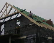 Ten w białej bluzie to ja :) Murowanie na wariackich papierach żeby zdążyć przed cieślami :)