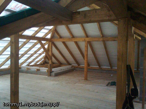 Folia zostala polozona, zaczynamy ukladac dachowke