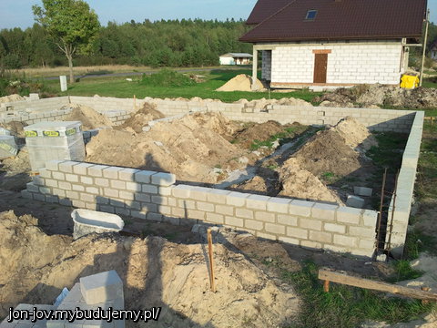 w pierwszym planie ściana pod salonem