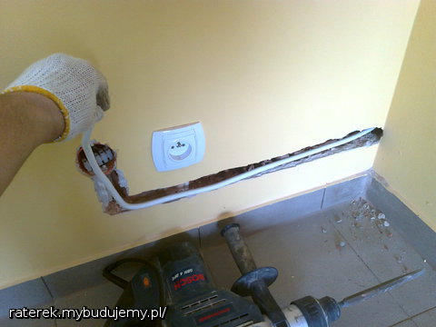 Nawet w gotowym garazu trzeba pokuc sciany;)