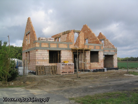 Ściany szczytowe wymurowane, wieńce ze szpilkami pod murłaty gotowe, czekamy na dekarza
