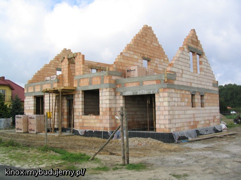 Ściany szczytowe wymurowane, wieńce ze szpilkami pod murłaty gotowe, czekamy na dekarza