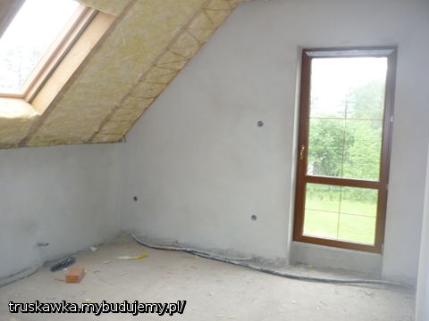 Mamy juz wytynkowane i wylewki .. a teraz stoimy  przed wyborem drzwi wejsciowych jakie wybrać metal czy drewno. Wejscie jest od wschodu ,, a w południe bedzie przygrzewać słońce zaś zimą wiatr tworzy niezle zaspy, .. jakie drzwi będą dobre??