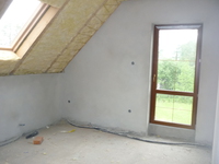 Mamy juz wytynkowane i wylewki .. a teraz stoimy  przed wyborem drzwi wejsciowych jakie wybrać metal czy drewno. Wejscie jest od wschodu ,, a w południe bedzie przygrzewać słońce zaś zimą wiatr tworzy niezle zaspy, .. jakie drzwi będą dobre??