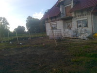 zmyślnie wykonany płot od frontu unikatowy !