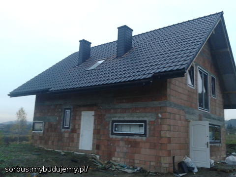 mamy już prawie dach - prawie bo brakło 120 dachówek i kilku gąsiorów - został tez do skonczenia jeden komin