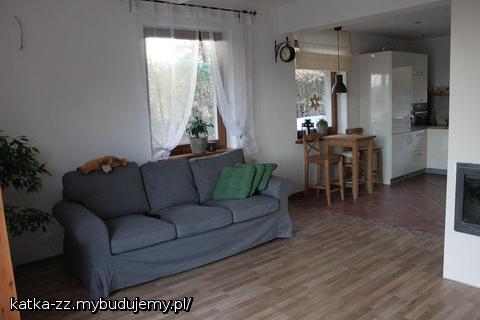 a na dworze pierwszy snieg w tym roku :) jak milo było obudzić się rano i ujrzeć przez własne okno takie zjawiskowe widoki :)