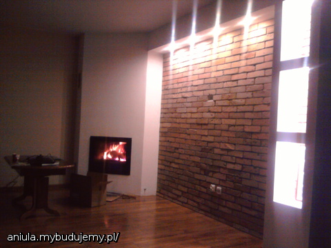 I już z cegiełką ściana tv.