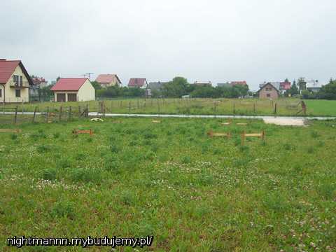 Domek wytyczony a w 5 minut po pracach panów geodetów przeszła ulewa....