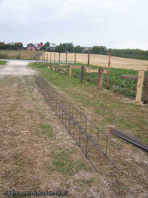 Pierwsze kawałki zbrojenia ławy...