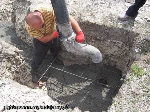 Zalewanie ławy. Beton B20 w ilości 18 m3