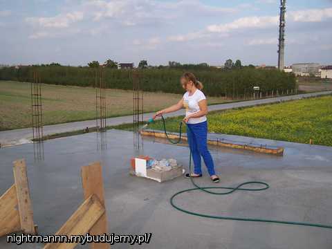 Po zalanym stropie teraz INWESTORKA czyni swą powinnośc. Leje na to , na tamto tez i kto wie na co jeszcze... Hehe moze sie nie obrazi na mnie. Jak coś to wianek jeszcze gdzieś jest.