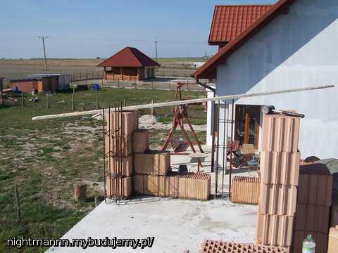 Poddasze pnie się powoli w górę..