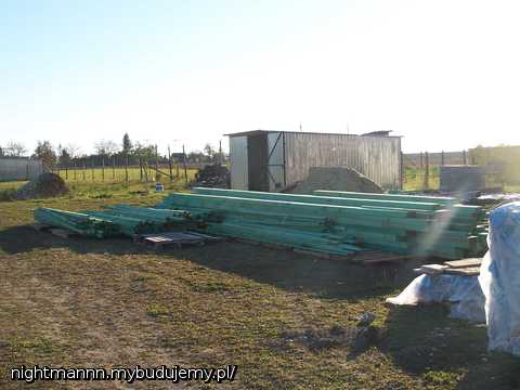 Materiał na więźbę czeka na swą kolej...