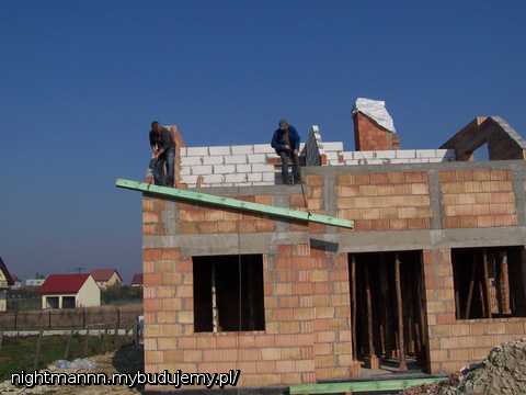 Pierwszy ważny element więźby już prawie spoczął na swym miejscu.