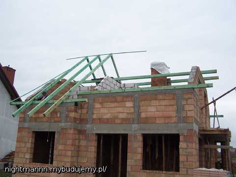 Trośkę podstawy pod dach już widac